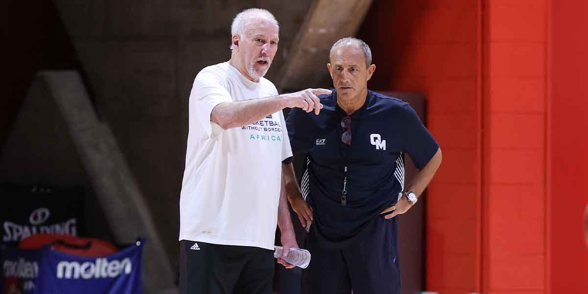 Gregg Popovich parla con Ettore Messina