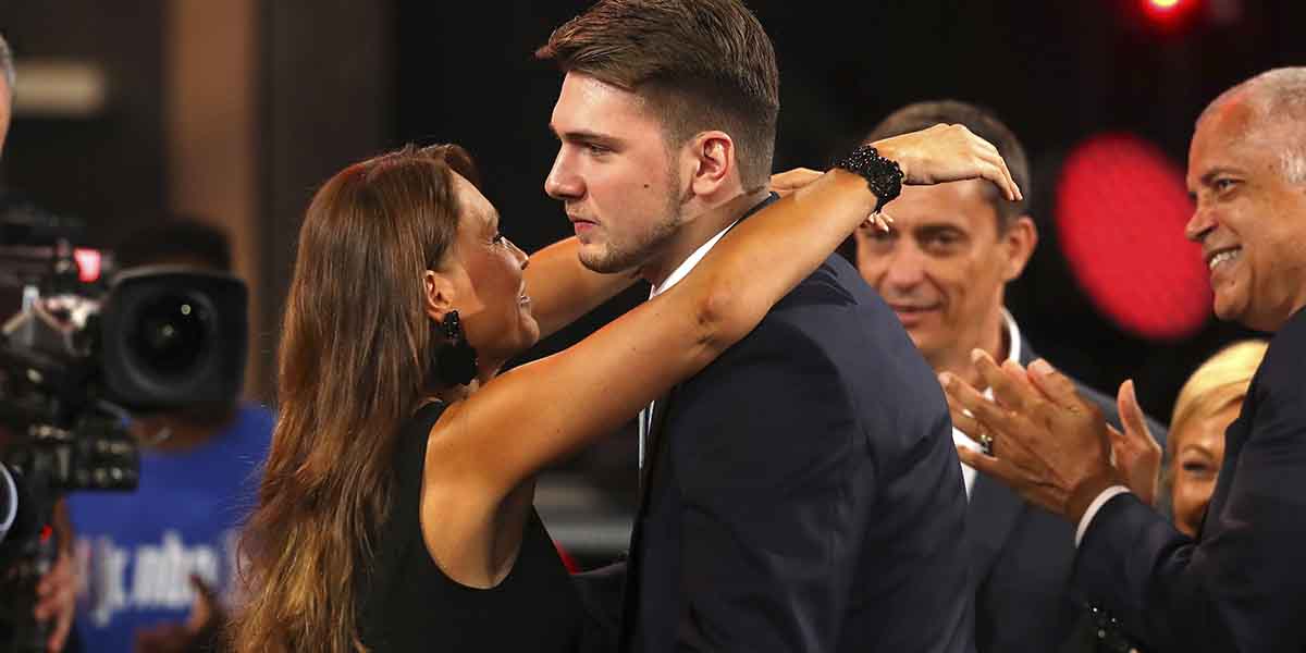 Luka Doncic con la mamma Mirjam Poterbin