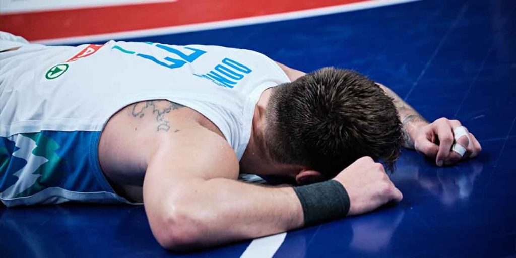 Luka Doncic a terra durante il quarto di finale contro la Polonia