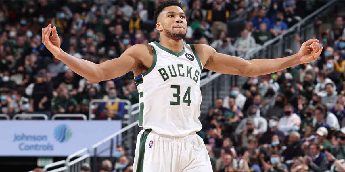 Giannis Antetokounmpo esulta dopo un canestro