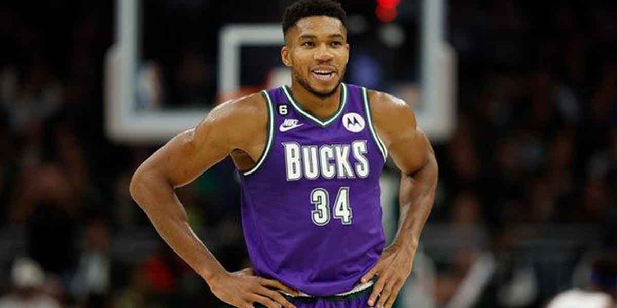 Giannis Antetokounmpo in maglia Bucks