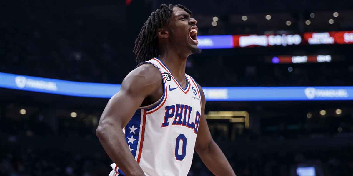 Tyrese Maxey esulata dopo un canestro