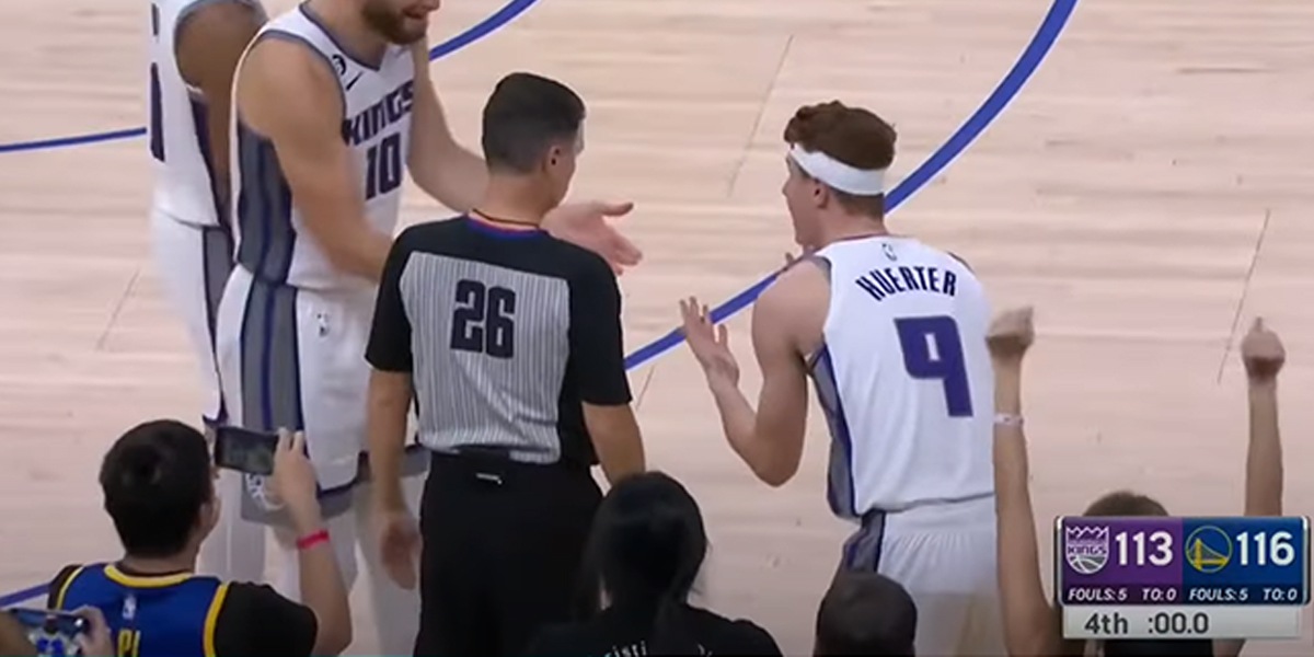 Kevin Huerter protesta con gli arbitri