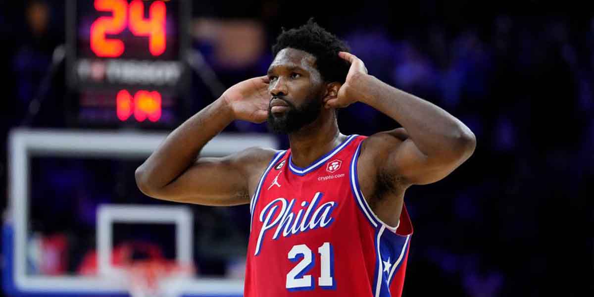 Joel Embiid esulta dopo un canestro