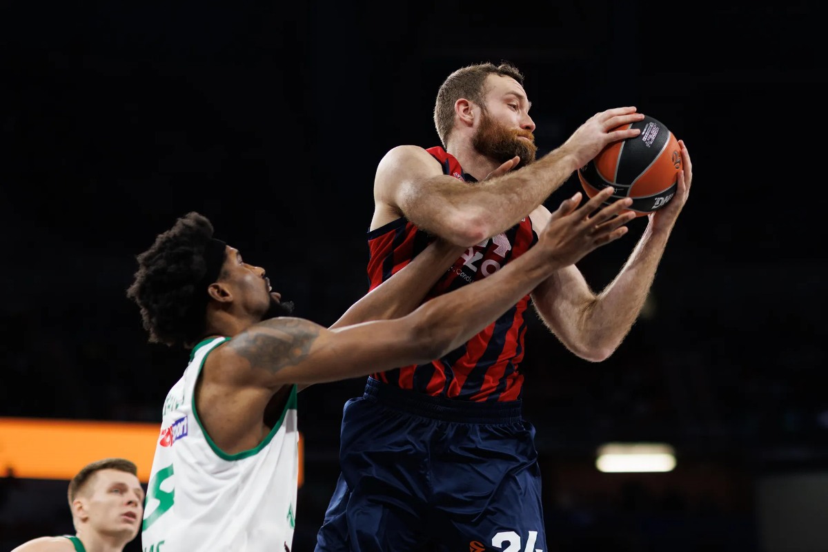 Matt Costello in maglia Baskonia
