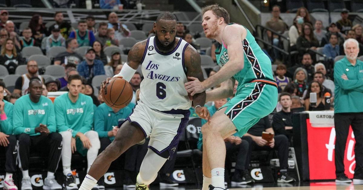 LeBron James contro gli Spurs