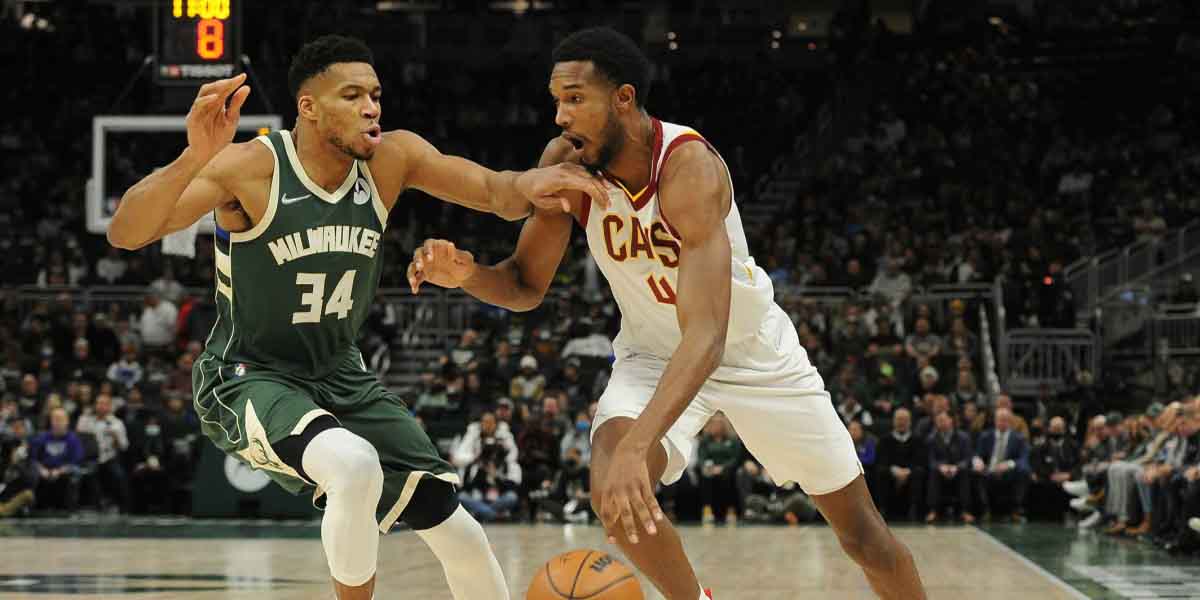 Giannis Antetokounmpo contro Evan Mobley