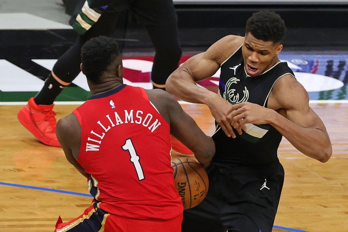 Zion Williamson in difesa su Giannis Antetokounmpo