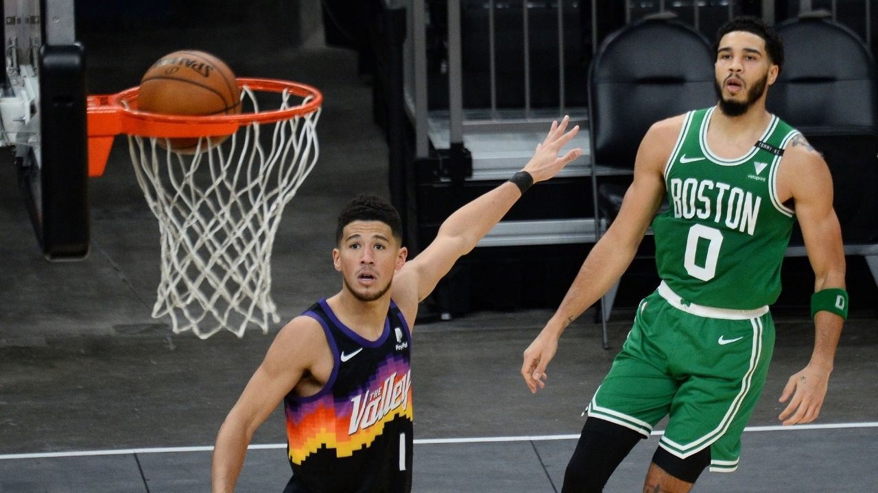 Devin Booker e Jayson Tatum durante una gara NBA