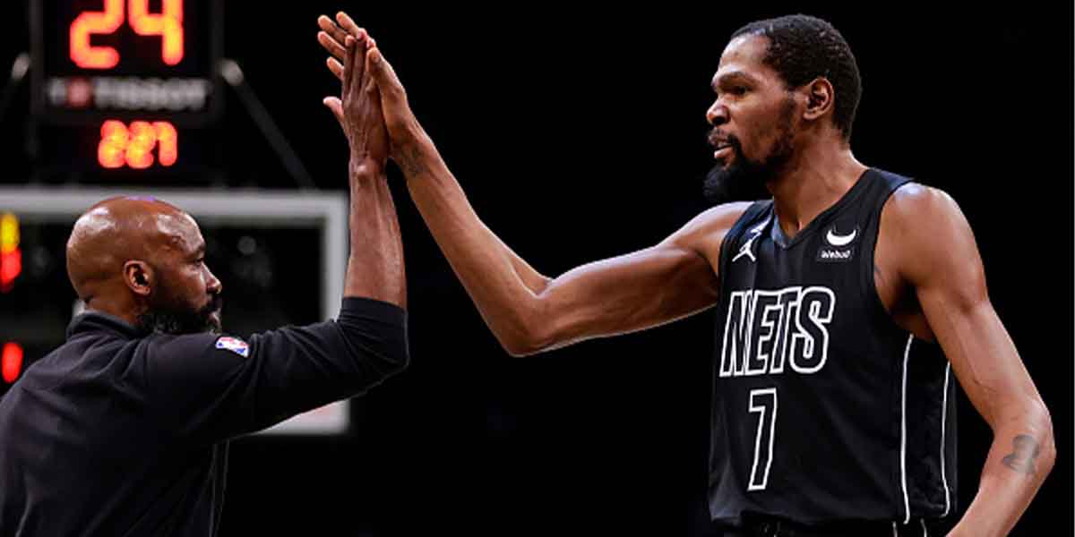 Kevin Durant e coach Jacque Vaughn