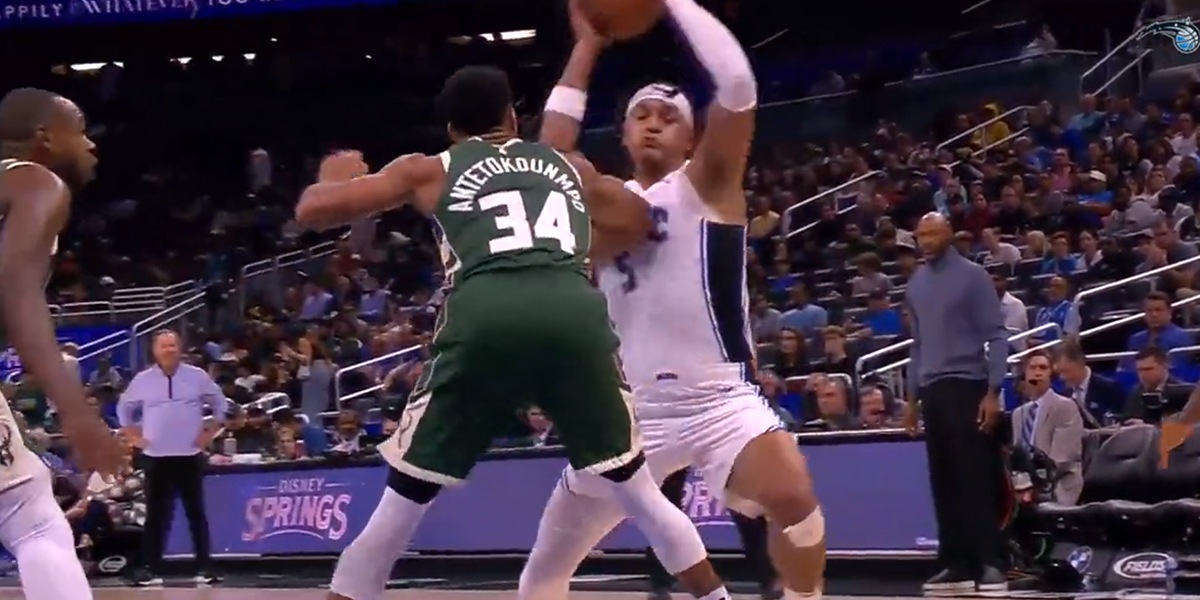 Giannis Antetokounmpo in difesa su Paolo Banchero