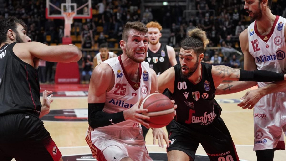 Alessandro Lever contro la Virtus Bologna