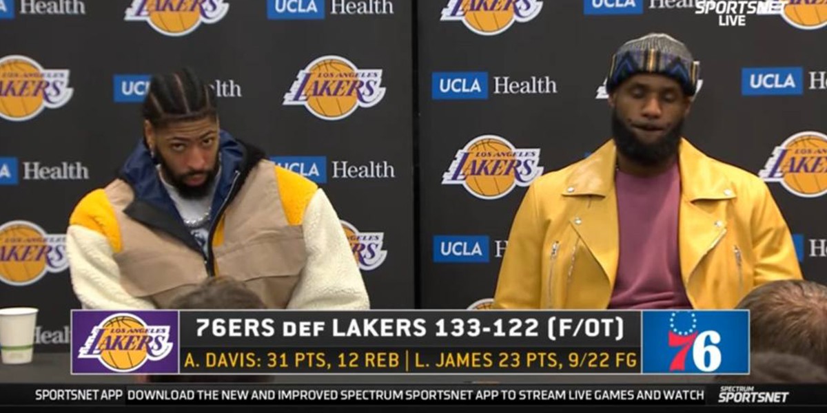 Anthony Davis e LeBron James durante le interviste post partita