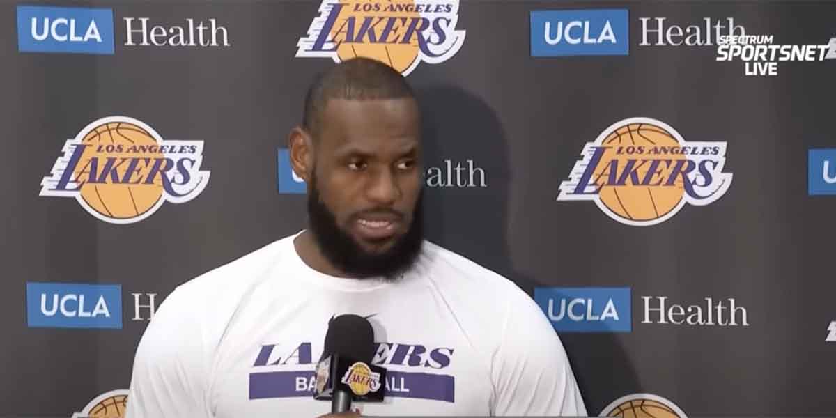 LeBron James durante un'intervista