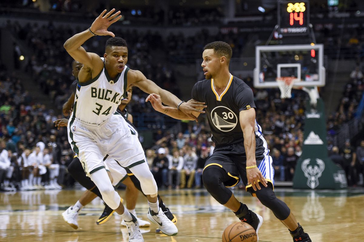 Steph Curry in palleggio marcato da Giannis Antetokpunmpo