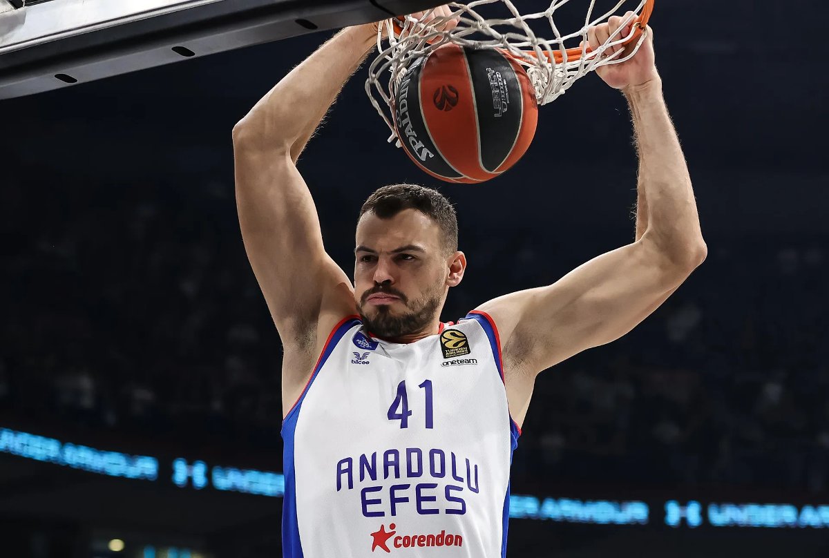 Ante Zizic in maglia Efes