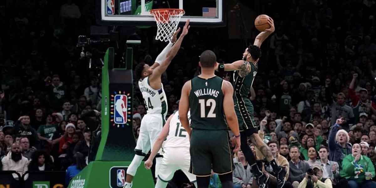 Jayson Tatum schiaccia contro Giannis Antetokounmpo