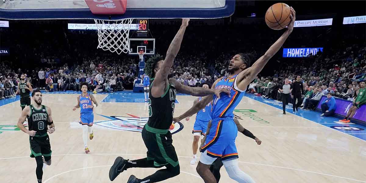 Jalen Williams schiaccia contro Marcus Smart