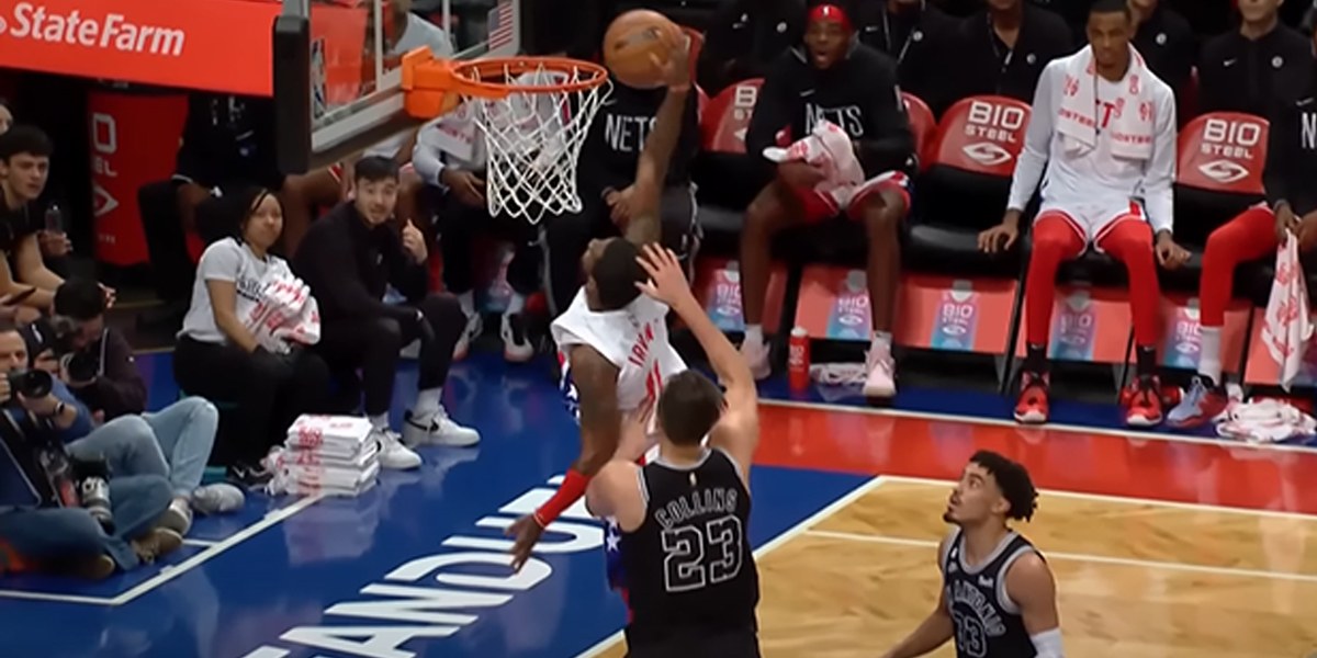 La schiacciata di Irving contro gli Spurs