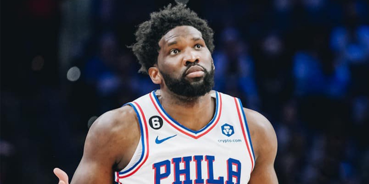 Joel Embiid esulta dopo un canestro contro i Blazers