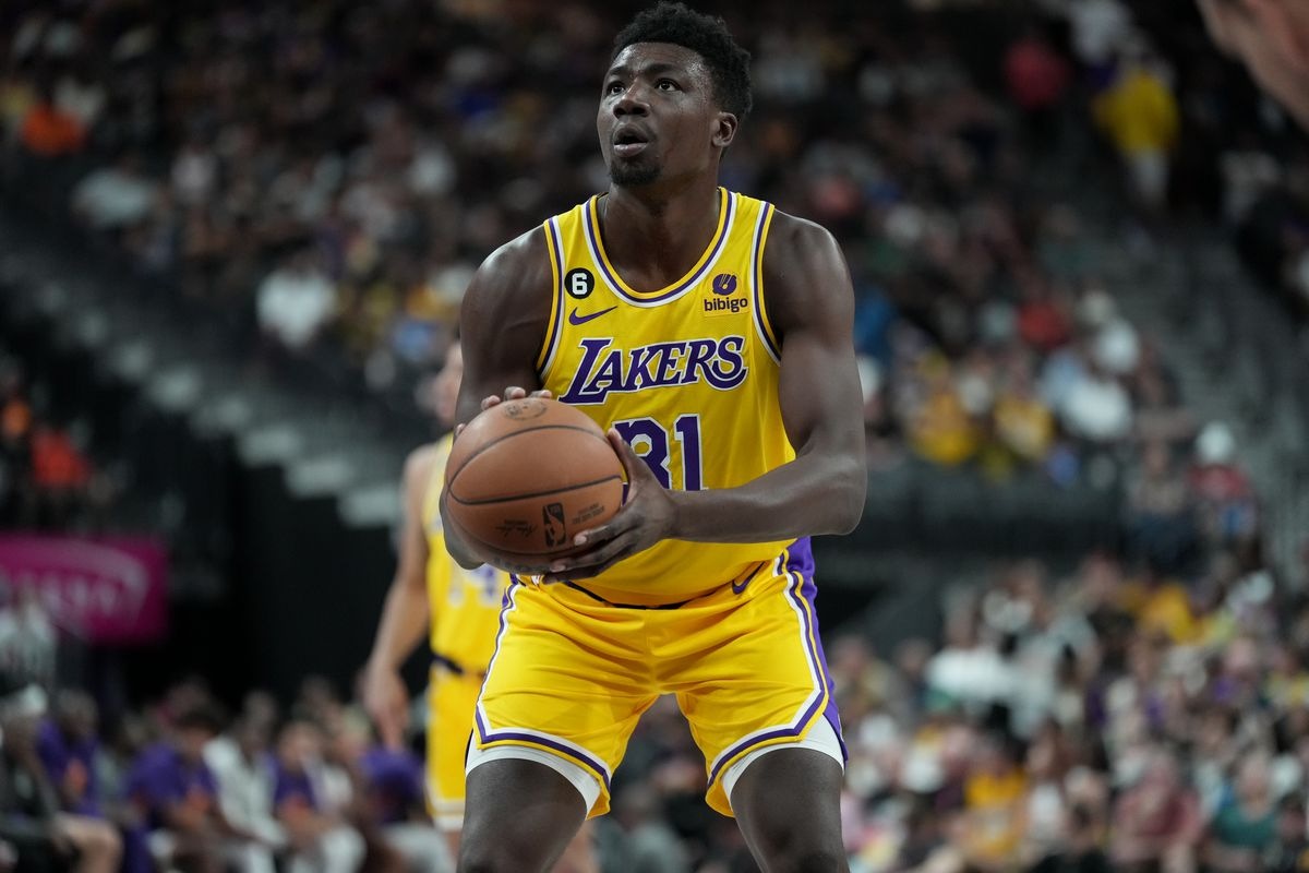 Thomas Bryant al tiro in maglia Lakers