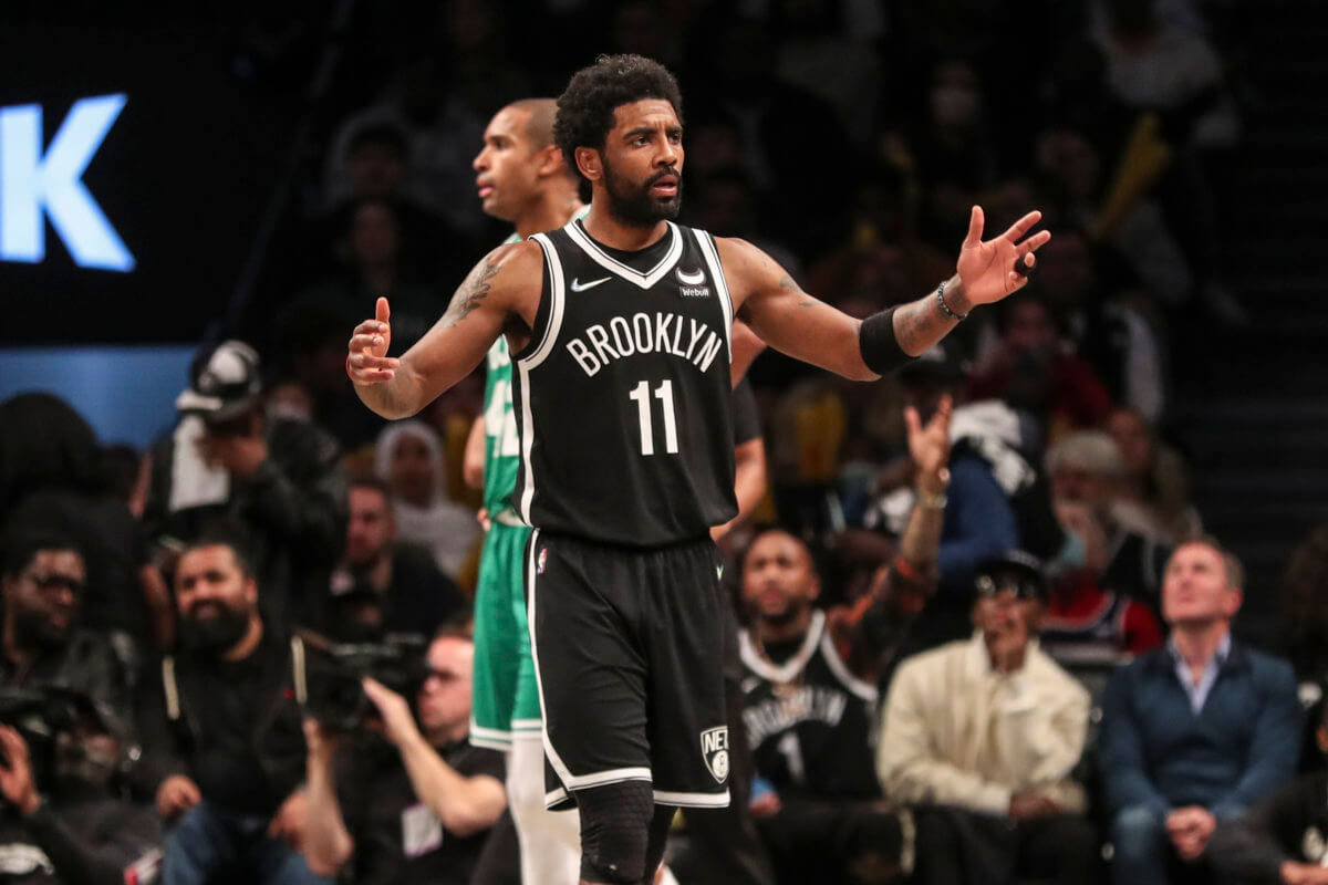 Kyrie Irving protesta contro gli arbitri