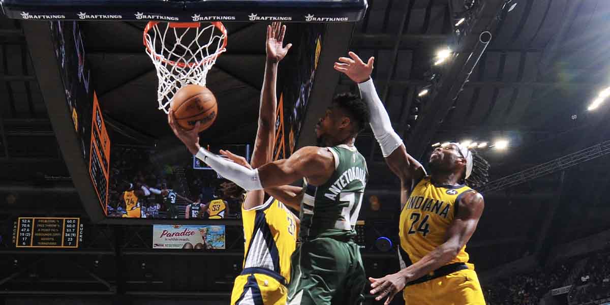 Giannis Antetokounmpo vola al ferro contro due difensori degli Indiana Pacers