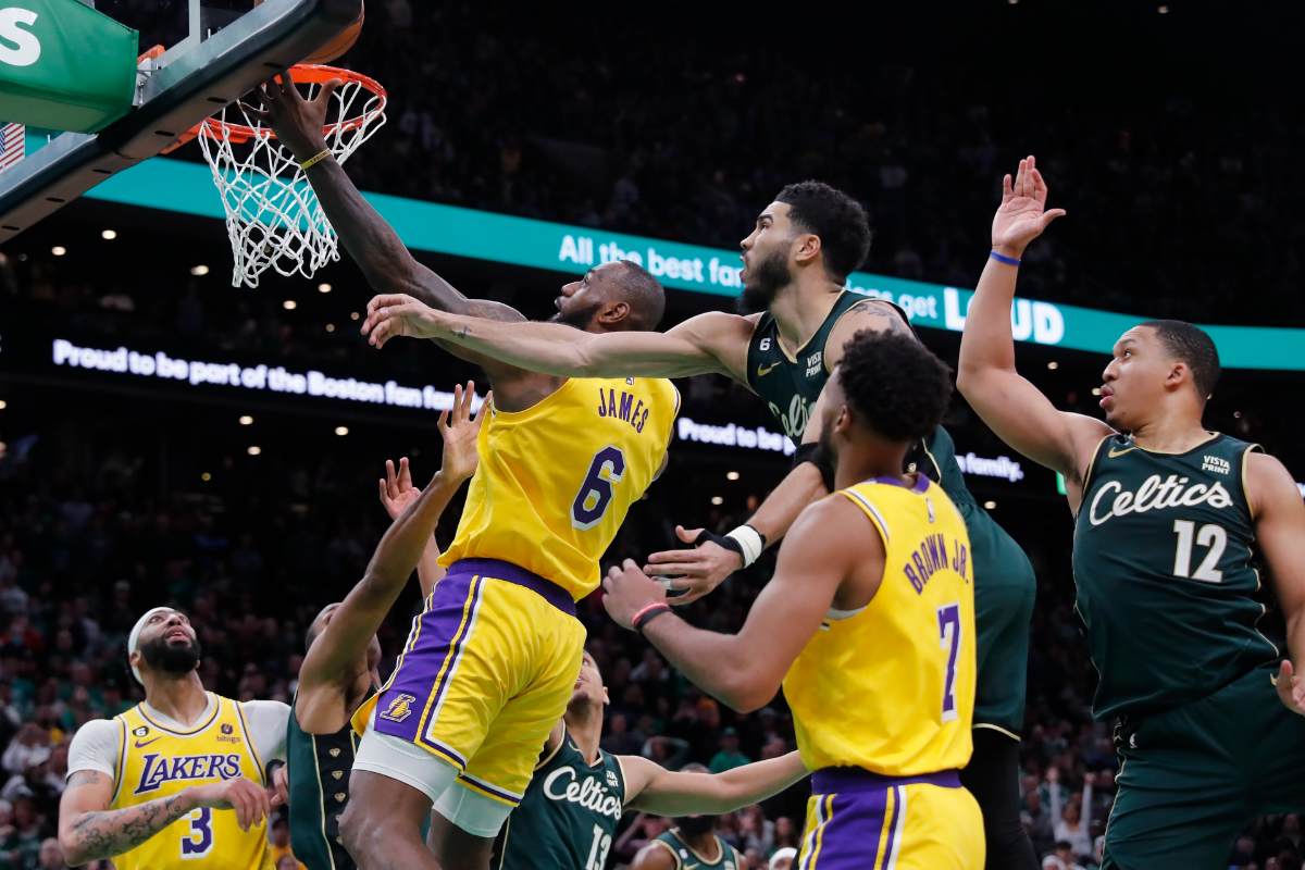 Contatto Lebron James- Jayson Tatum