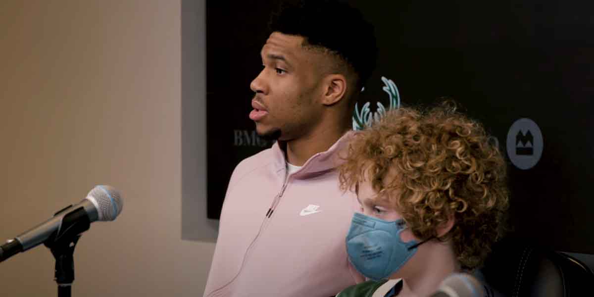 Giannis Antetokounmpo dopo la vittoria con i Miami Heat