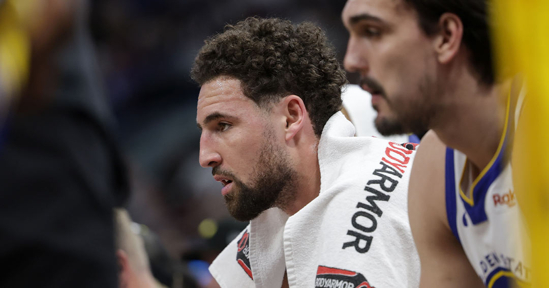 USA TODAY - Klay Thompson seduto in panchina durante una partita di stagione regolare 2023/24 dei Golden State Warriors
