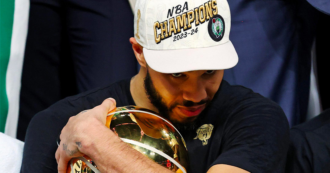 Jayson Tatum stringe il Larry O'Brien Trophy