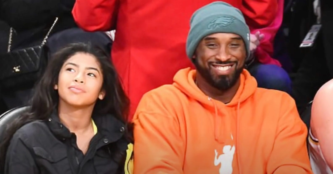 Kobe Bryant e sua figlia Gigi seduti a bordo campo durante una partita dei Lakers