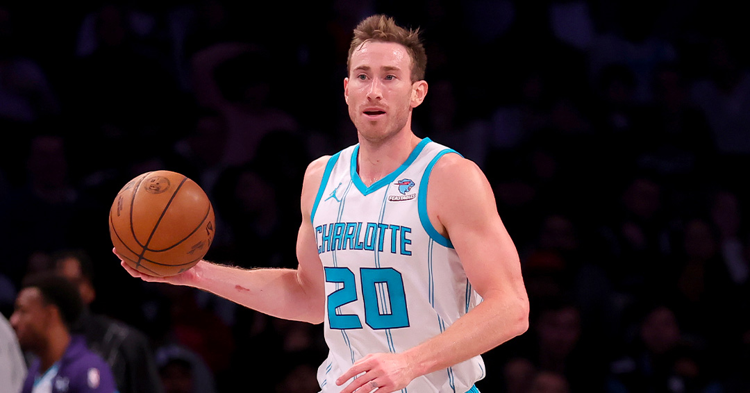 Gordon Hayward, Charlotte Hornets, in palleggio durante una partita di Regular Season 2024/24