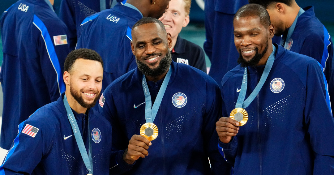 Stephen Curry con LeBron James e Kevin Durant con la medaglia d'Oro alle Olimpiadi di Parigi 2024