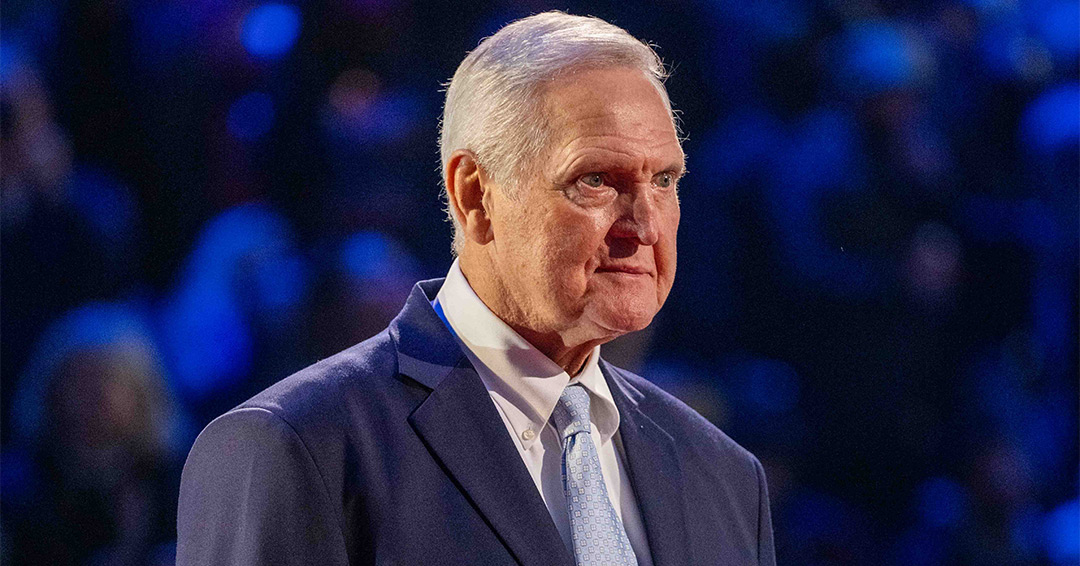 Jerry West durante l'elezione nei 75 migliori giocatori di sempre in NBA