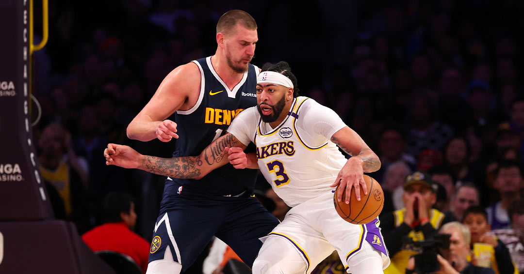 Anthony Davis in palleggio contro Nikola Jokic nella partita tra Lakers e Nuggets
