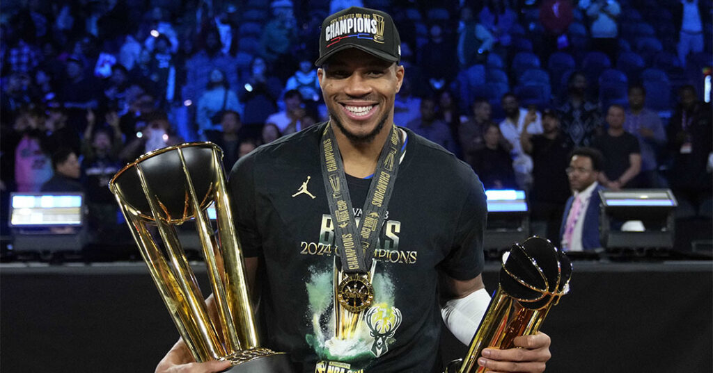 Giannis Antetokounmpo con il trofeo della NBA Cup e di MVP del torneo