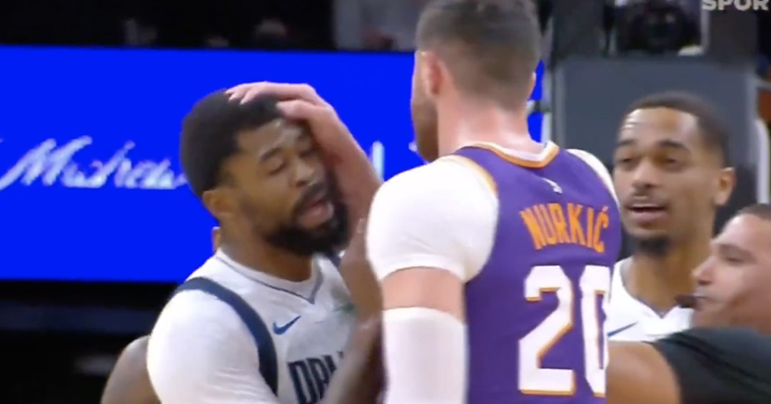 Jusuf Nurkic e Nnaji Marshall durante lo scontro tra Suns e Mavs