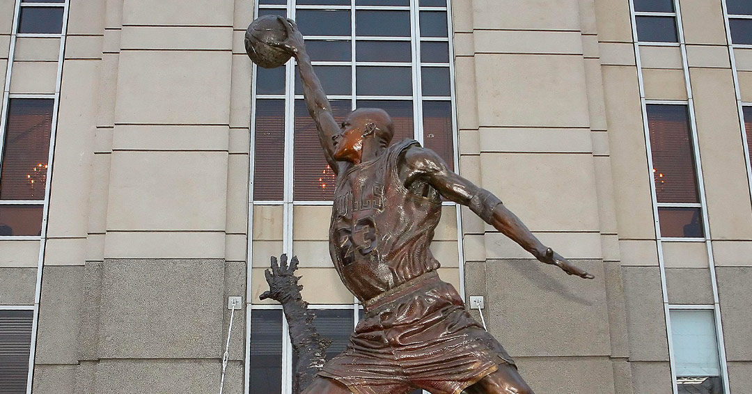 USA TODAY - La statua di Michael Jordan all'esterno dello United Center di Chicago