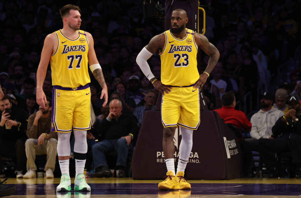 USA TODAY NBA: LeBron James in campo con la maglia dei Los Angeles Lakers insieme a Luka Doncic