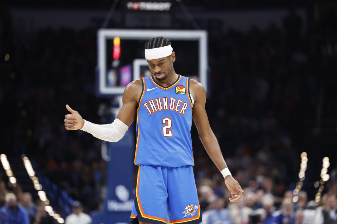 Shai Gilgeous-Alexander con la maglia degli Oklahoma City Thunder durante una gara di Regular Season