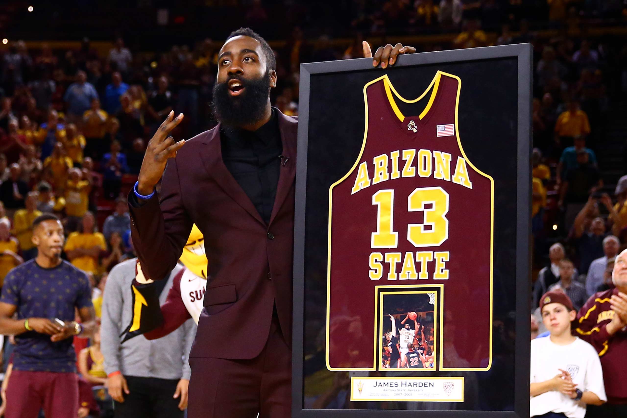 USA TODAY: James Harden, nel 2018, ad Arizona State nella cerimonia del ritiro della sua maglia durante una partita di NCAA