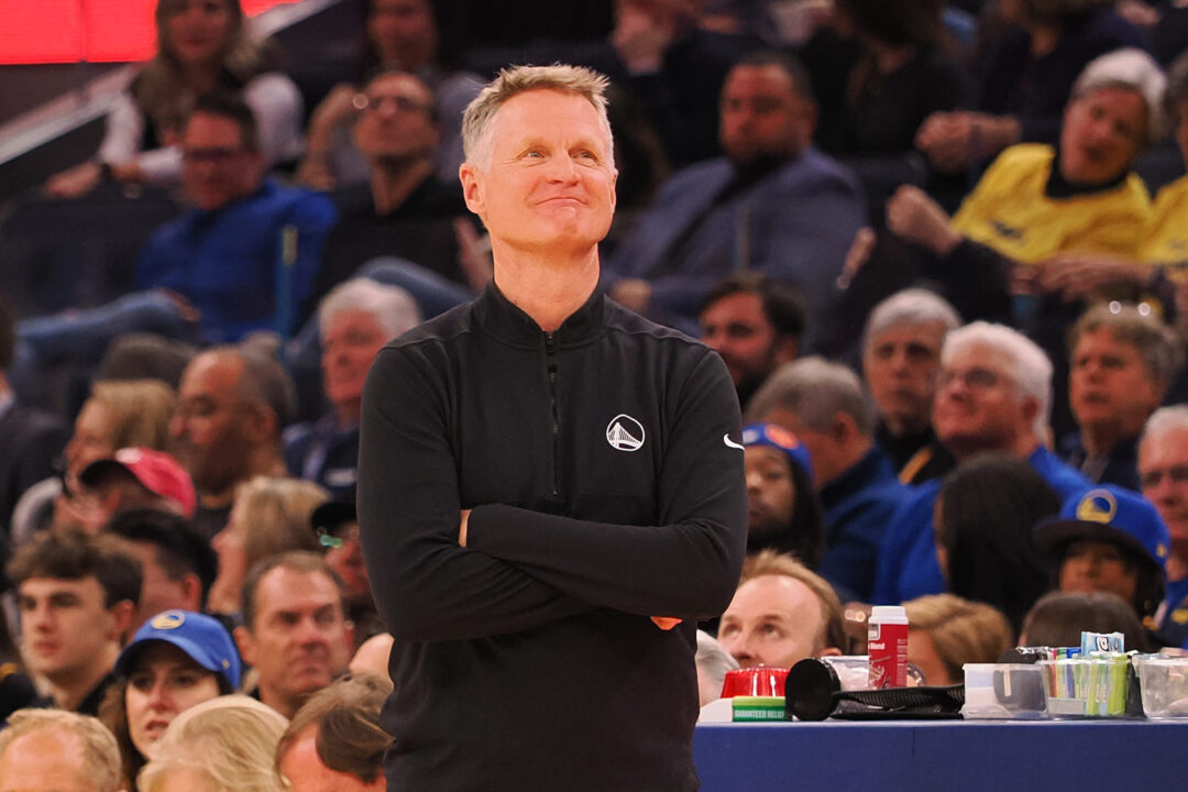 Steve Kerr, coach dei Golden State Warriors, durante un match di Regular Season