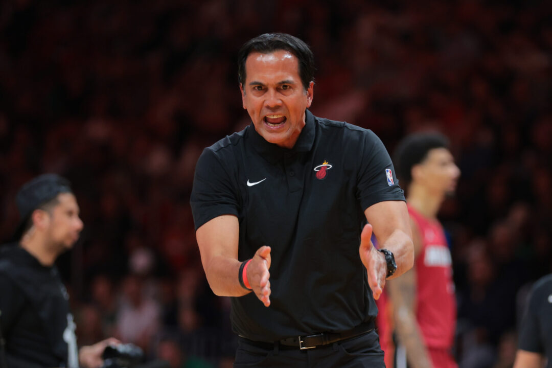 Erik Spoelstra, coach dei Miami Heat, protesta in un match di Regular Season