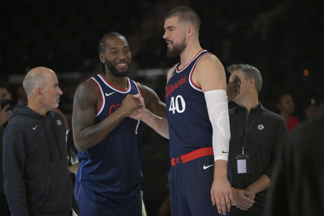 Kawhi Leonard con Ivica Zubac in maglia Los Angeles Clippers