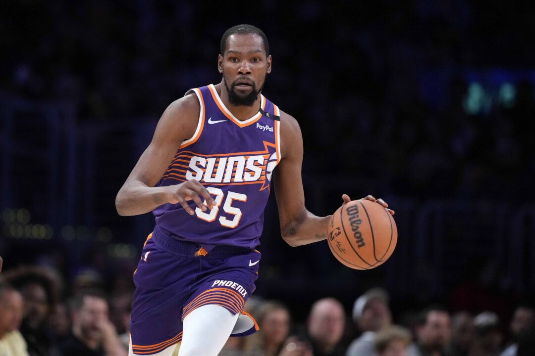 Kevin Durant, con la maglia dei Phoenix Suns, in palleggio