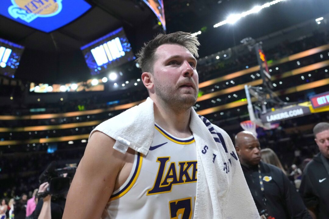 Luka Doncic, in maglia Los Angeles Lakers, alla fine del match di Regular Season contro i Phoenix Suns