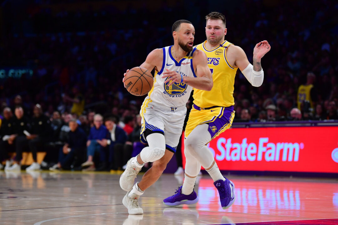 Stephen Curry contro Luka Doncic in palleggio nel match tra Warriors e Lakers