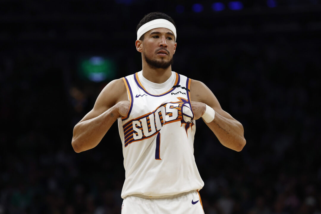 Devin Booker nel match di Regular Season 2024/25 tra Phoenix Suns e Boston Celtics