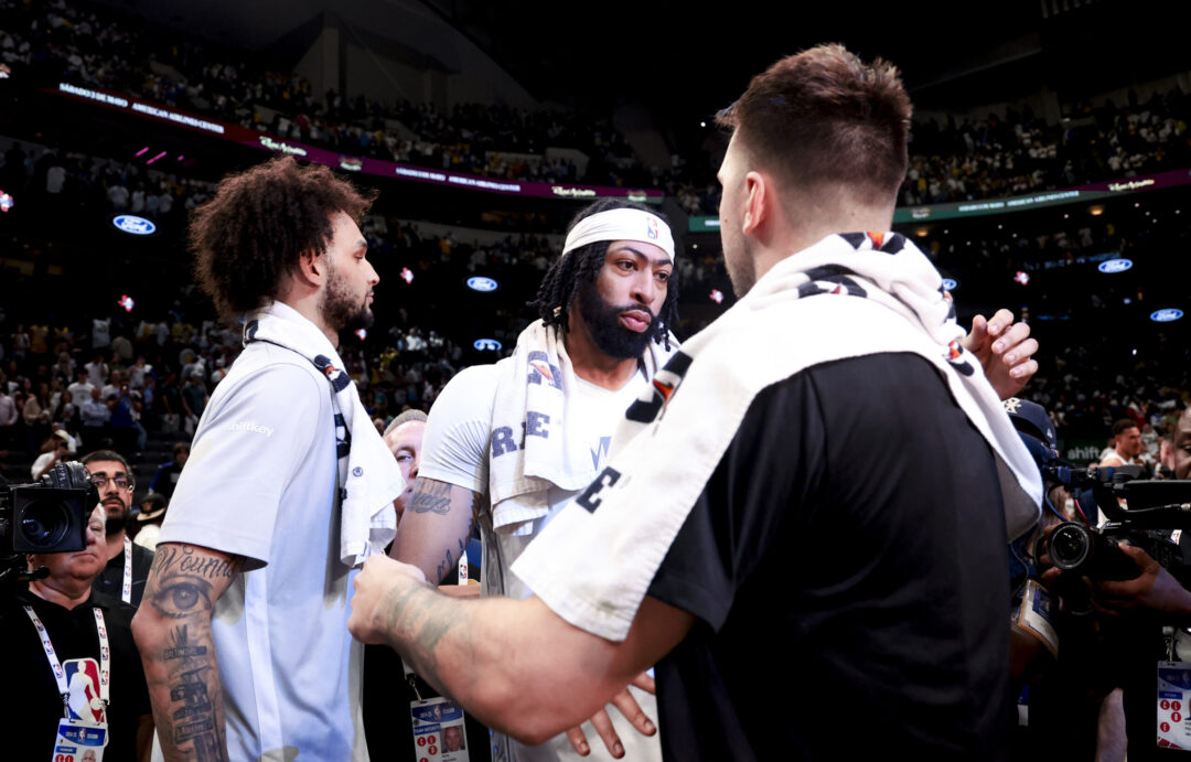 Anthony Davis con Luka Doncic nella sfida di Regular Season tra Los Angeles Lakers e Dallas Mavericks